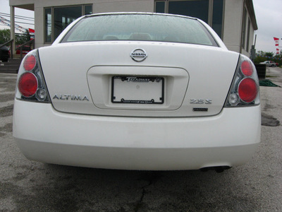 nissan altima 2006 white sedan 2 5 s gasoline 4 cylinders front wheel drive automatic 45840