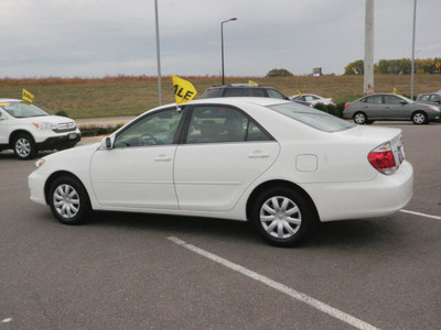 toyota camry 2006 white sedan le gasoline 4 cylinders front wheel drive automatic 56001