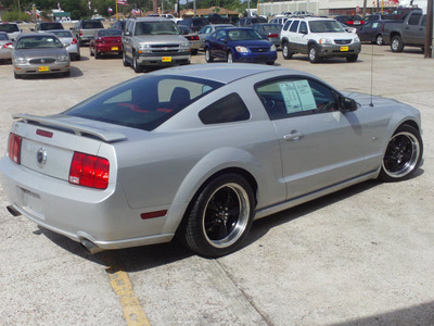 ford mustang 2005 silver coupe gt gasoline 8 cylinders rear wheel drive 5 speed manual 77037