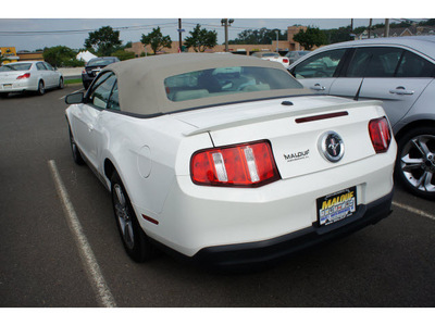 ford mustang 2010 white v6 premium gasoline 6 cylinders rear wheel drive automatic with overdrive 08902