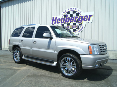 cadillac escalade 2005 silver suv gasoline 8 cylinders all whee drive automatic 80905