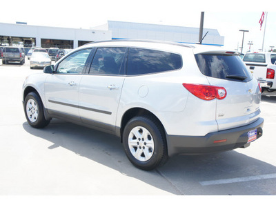 chevrolet traverse 2012 silver suv ls gasoline 6 cylinders front wheel drive automatic 77090