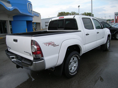 toyota tacoma 2011 white prerunner gasoline 6 cylinders 2 wheel drive automatic 46219