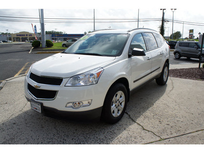 chevrolet traverse 2010 white suv ls gasoline 6 cylinders front wheel drive 6 speed automatic 07724