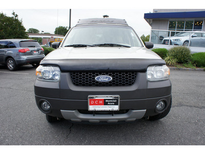 ford escape 2005 gold suv xlt gasoline 6 cylinders all whee drive automatic with overdrive 07044