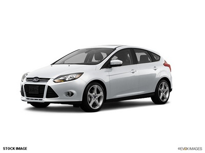 ford focus 2012 white hatchback titanium gasoline 4 cylinders front wheel drive not specified 46168
