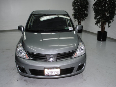nissan versa 2011 silver hatchback 1 8 s gasoline 4 cylinders front wheel drive automatic 91731
