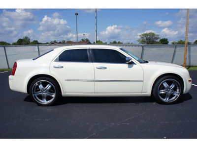 chrysler 300 2010 off white sedan touring gasoline 6 cylinders rear wheel drive 4 speed automatic 47129