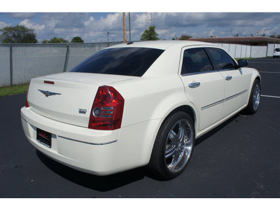 chrysler 300 2010 off white sedan touring gasoline 6 cylinders rear wheel drive 4 speed automatic 47129