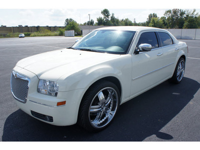 chrysler 300 2010 off white sedan touring gasoline 6 cylinders rear wheel drive 4 speed automatic 47129