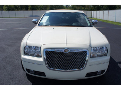 chrysler 300 2010 off white sedan touring gasoline 6 cylinders rear wheel drive 4 speed automatic 47129