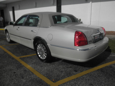 lincoln town car 2004 beige sedan ultimate gasoline 8 cylinders rear wheel drive automatic 34474