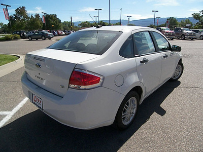 ford focus 2009 white sedan se gasoline 4 cylinders front wheel drive automatic 81212