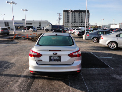 ford focus 2012 silver sedan s gasoline 4 cylinders front wheel drive automatic with overdrive 60546