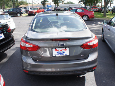 ford focus 2012 gray sedan se gasoline 4 cylinders front wheel drive 5 speed manual 08753