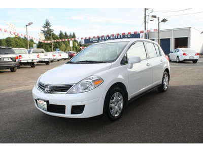 nissan versa 2010 white hatchback 1 8 s gasoline 4 cylinders front wheel drive automatic 98674