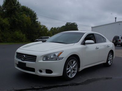 nissan maxima 2009 white sedan 3 5 s gasoline 6 cylinders front wheel drive automatic 27330