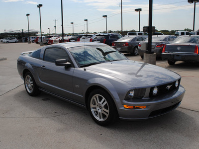 ford mustang 2006 gray coupe gt gasoline 8 cylinders rear wheel drive automatic with overdrive 76087