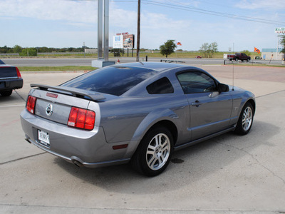 ford mustang 2006 gray coupe gt gasoline 8 cylinders rear wheel drive automatic with overdrive 76087