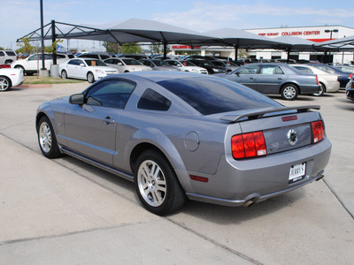 ford mustang 2006 gray coupe gt gasoline 8 cylinders rear wheel drive automatic with overdrive 76087