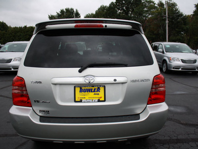 toyota highlander 2003 silver suv gasoline 6 cylinders all whee drive automatic with overdrive 07730