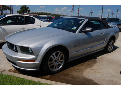 ford mustang 2005 silver gt deluxe gasoline 8 cylinders rear wheel drive automatic 77090