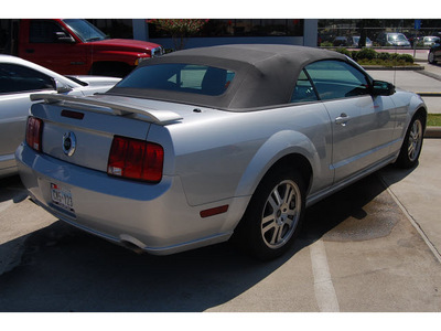 ford mustang 2005 silver gt deluxe gasoline 8 cylinders rear wheel drive automatic 77090