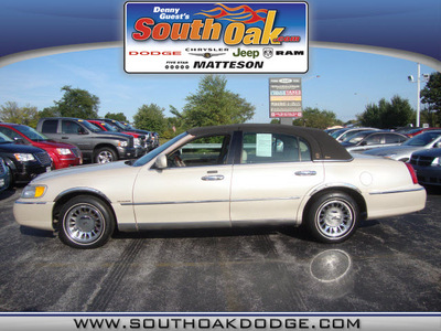 lincoln town car 2001 off white sedan cartier gasoline 8 cylinders rear wheel drive automatic 60443