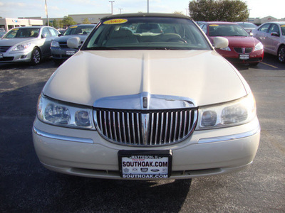 lincoln town car 2001 off white sedan cartier gasoline 8 cylinders rear wheel drive automatic 60443