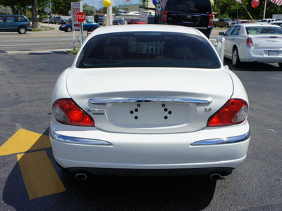 jaguar x type 2004 white sedan 3 0 gasoline 6 cylinders all whee drive automatic 33021