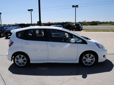 honda fit 2009 white hatchback sport gasoline 4 cylinders front wheel drive automatic 76087