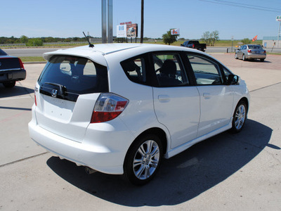 honda fit 2009 white hatchback sport gasoline 4 cylinders front wheel drive automatic 76087