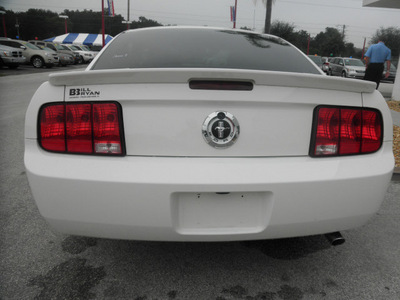 ford mustang 2007 white coupe v6 gasoline 6 cylinders rear wheel drive 5 speed manual 34731