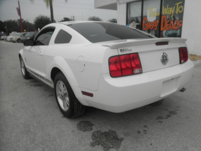 ford mustang 2007 white coupe v6 gasoline 6 cylinders rear wheel drive 5 speed manual 34731