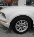 ford mustang 2007 white coupe v6 gasoline 6 cylinders rear wheel drive 5 speed manual 34731