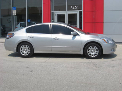 nissan altima 2010 silver sedan s gasoline 4 cylinders front wheel drive automatic 33884