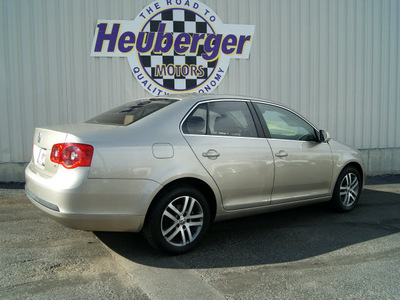 volkswagen jetta 2005 wheat beige sedan 2 5 gasoline 5 cylinders front wheel drive 5 speed manual 80905