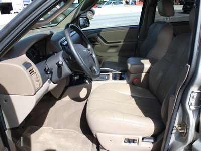 jeep grand cherokee 2004 tan suv special edition gasoline 6 cylinders 4 wheel drive automatic with overdrive 07730