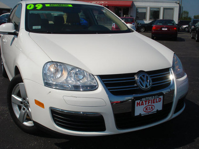 volkswagen jetta 2009 white sedan gasoline 5 cylinders front wheel drive automatic 43228