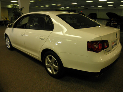 volkswagen jetta 2009 white sedan s gasoline 5 cylinders front wheel drive 5 speed manual 34474