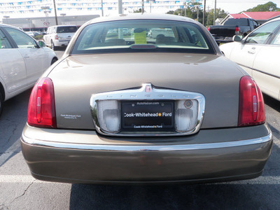 lincoln town car 2001 gold sedan signature gasoline 8 cylinders rear wheel drive automatic 32401