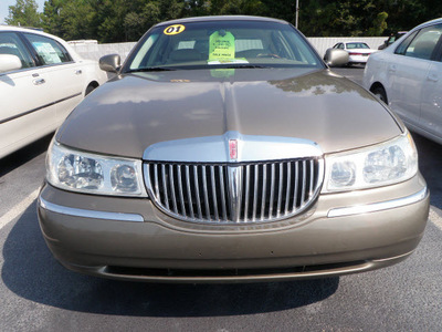 lincoln town car 2001 gold sedan signature gasoline 8 cylinders rear wheel drive automatic 32401