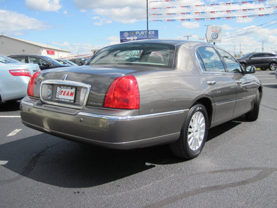 lincoln town car 2004 gray sedan ultimate gasoline 8 cylinders rear wheel drive automatic with overdrive 46410