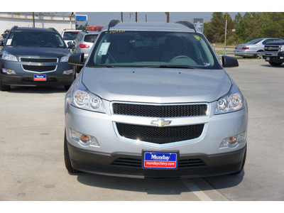 chevrolet traverse 2011 silver suv gasoline 6 cylinders front wheel drive 6 spd auto,elec cntlled w 77090