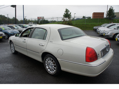 lincoln town car 2007 white sedan signature gasoline 8 cylinders rear wheel drive 4 speed automatic 07060