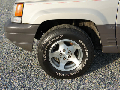 jeep grand cherokee 1998 silver suv laredo gasoline 6 cylinders 4 wheel drive 4 speed automatic 27569