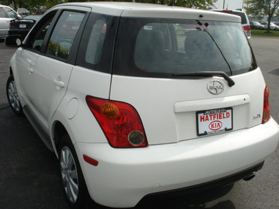 scion xa 2005 white hatchback gasoline 4 cylinders front wheel drive 5 speed manual 43228