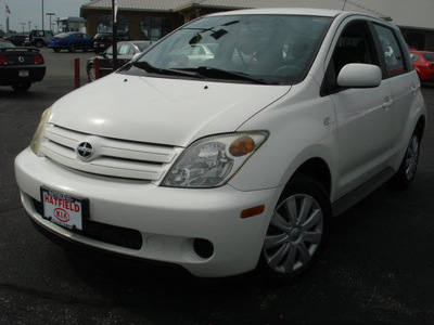scion xa 2005 white hatchback gasoline 4 cylinders front wheel drive 5 speed manual 43228