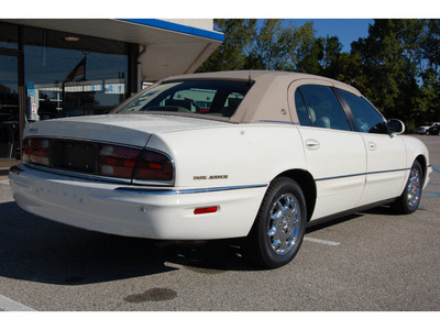 buick park avenue 2004 white sedan park avenue gasoline 6 cylinders front wheel drive automatic 46036