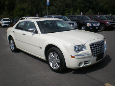 chrysler 300c 2006 white sedan gasoline 8 cylinders all whee drive automatic 13502